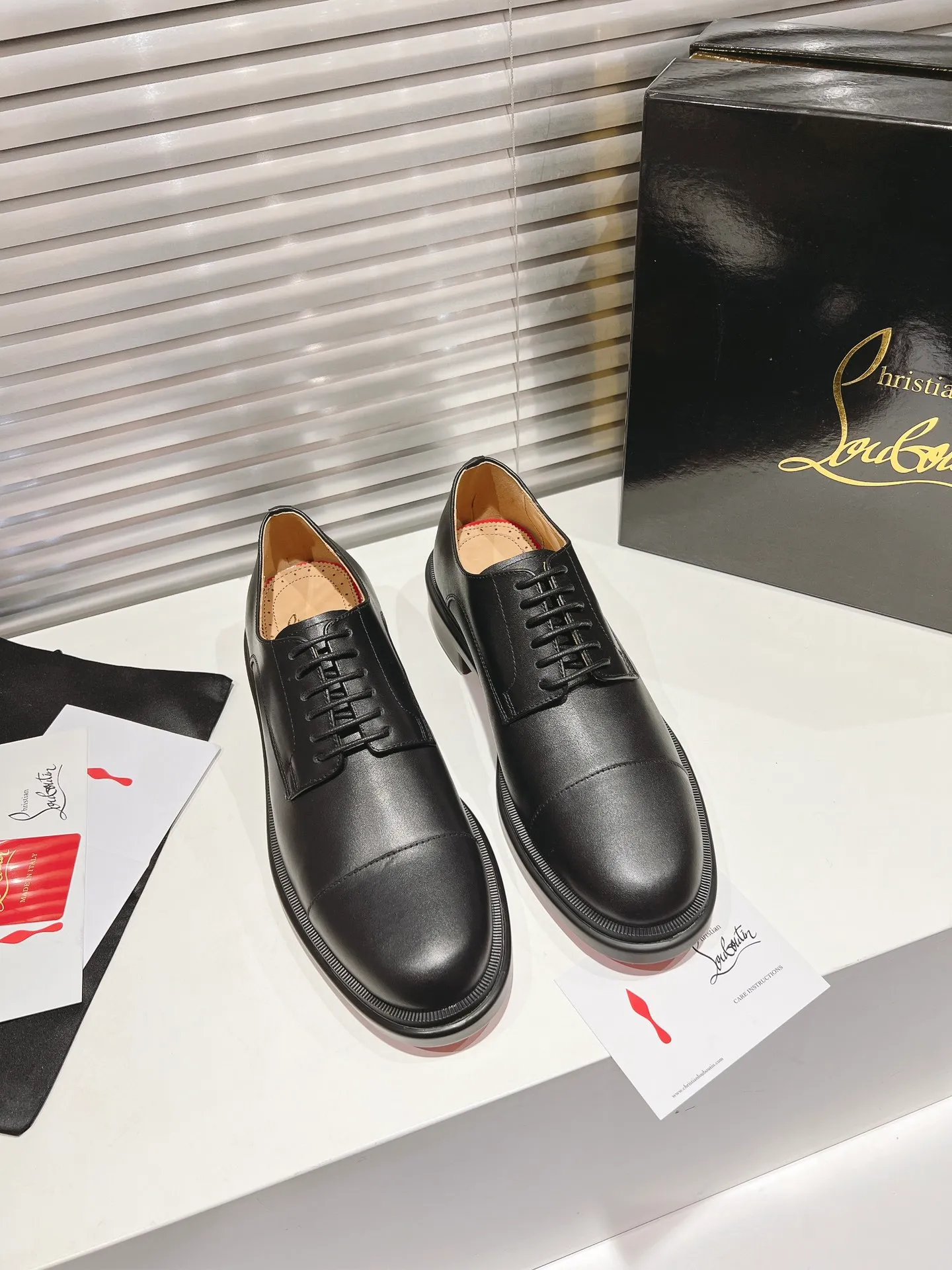 👟👟Ex-factory price 760👟👟 ╔Tire bottom strap black cowhide╗ ·Top version customization·2024𝐬𝐬 𝑪𝒉𝒓𝒊𝒔𝒕𝒊𝒂𝒏 𝑳𝒐𝒖𝒃𝒐𝒖𝒕𝒊𝒏 ▪️No matter the last shape, fabric, diamonds, nails, lining, outsole, they are as close as possible to ZP... ▪️The original sole is specially provided by the original factory ▪️The lining is imported water-dyed cowhide ▪️The private customization time is about 3-7 days —————— Size: Men's 39M-46M